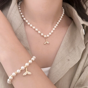 Parure élégante collier de perles et bracelet queue de poisson dorés avec zircons brillants