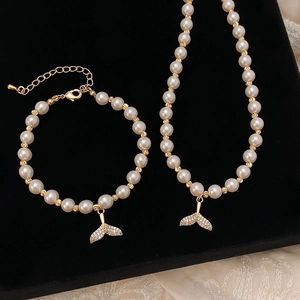 Bracelet perles de luxe avec pendentif queue de poisson en zircon sur velours noir