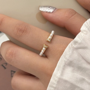 Bague ouverte élégante en or 18 carats avec petites perles blanches et accents de zircon