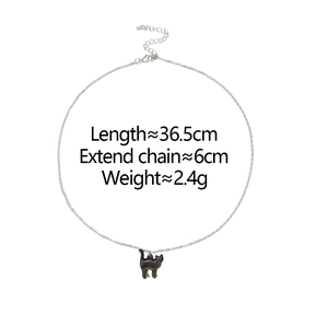 Dettaglio della collana con gatto che mostra la lunghezza di 36,5cm e la chiusura