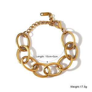 Détail d'un bracelet à gros maillons plaqué or 18 carats avec fermoir mousqueton et rallonge