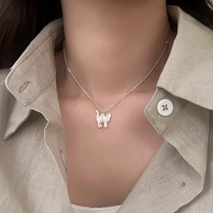 Dettaglio della collana in argento con ciondolo a gatto in madreperla bianca elegante