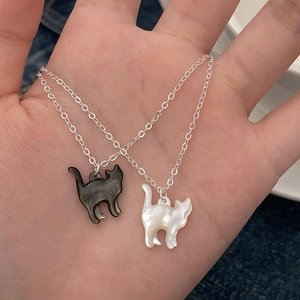 Collana minimalista con ciondolo a gatto in madreperla bianca e nera con catena in argento