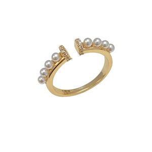 Bague ouverte dorée vintage avec perles élégantes et zircons sur fond blanc épuré