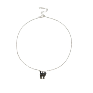 Collana minimalista con ciondolo a silhouette di gatto nero su una catena sottile d'argento