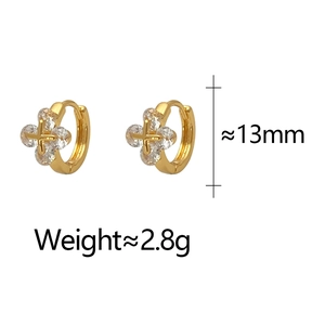 Détail des boucles d'oreilles trèfle doré avec diamètre de 13mm et poids de 2,8g