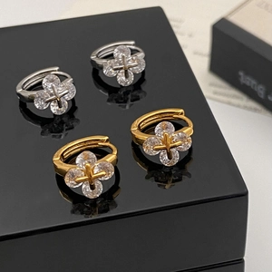 Boucles d'oreilles créoles minimalistes en or et argent avec trèfle en zircon