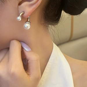 Boucles d'oreilles perles avant-arrière en argent avec un design courbe élégant