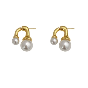 Élégantes boucles d'oreilles doubles perles dorées avec design unique en J sur fond blanc