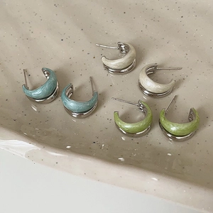 Elegante set di orecchini a doppio strato a C in smalto blu, crema e verde su metallo