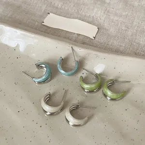 Dettaglio di tre paia di orecchini a cerchio C a doppio strato in blu menta e verde lime