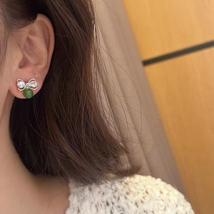 Boucles d'oreilles nœud élégantes avec calcédoine verte et zircons pour femmes