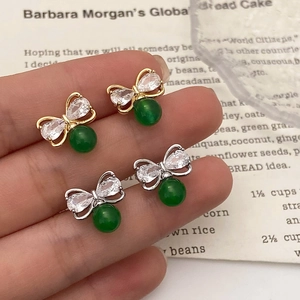 Détails de boucles d'oreilles nœud avec zircon brillant et pierre calcédoine verte