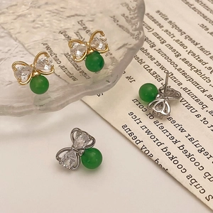 Détail de boucles d'oreilles nœud avec zircon et perles de calcédoine verte