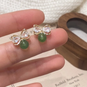 Boucles d'oreilles nœud avec zircons brillants et pendentifs en calcédoine verte