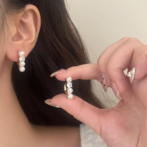 Elegant French style pearl and zircon hoop earrings in gold with a vertical minimalist design