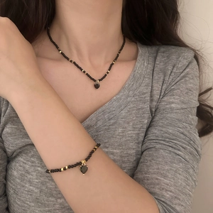 Parure de bijoux en perles noires faites à la main avec pendentifs cœur et bracelet