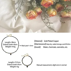 Parure collier et bracelet en perles noires fait main avec pendentifs cœur dorés