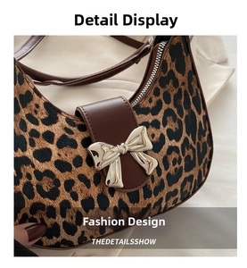 Détail du sac à main léopard avec boucle en cuir marron et nœud argenté élégant