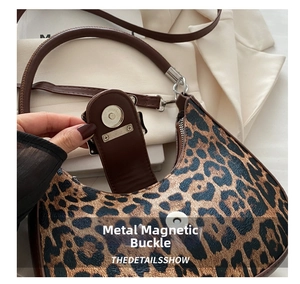 Vue détaillée de la fermeture magnétique et de la texture léopard sur le sac à main