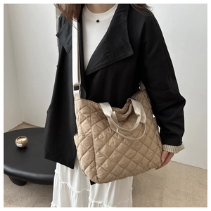 Detail der großen Stepptasche in Beige mit verstellbarem Gurt und Rautensteppung