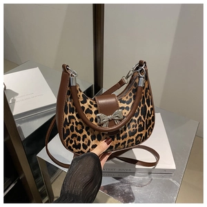 Sac à bandoulière en croissant imprimé léopard avec un fermoir nœud argenté chic