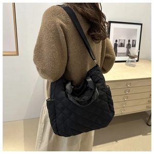 Sac fourre-tout en nylon matelassé avec poche latérale porté à l'épaule pour femme