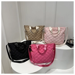 Vue détaillée de sacs cabas matelassés en quatre couleurs avec poches et sangles