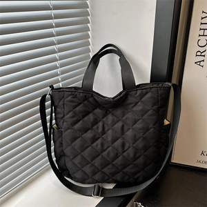 Sac fourre-tout matelassé noir tendance avec bandoulière réglable et poches latérales