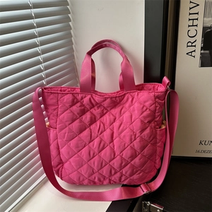 Sac fourre-tout matelassé rose avec motif à losanges et bandoulière réglable femme