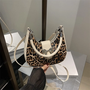 Sac à bandoulière léopard tendance avec nœud argenté et bordures blanc crème