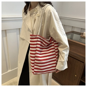 Détail du grand sac cabas en velours côtelé à rayures rouges et blanches avec anses