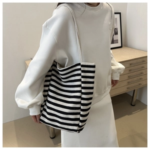 Sac fourre-tout en toile à rayures noires et blanches avec bandoulière épaisse en corde