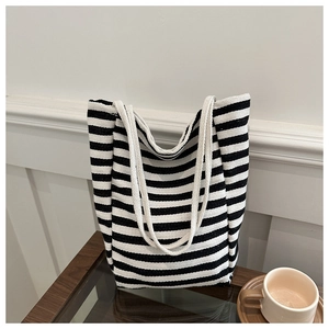 Détail du sac cabas en toile à rayures noires et blanches avec texture tissée épaisse