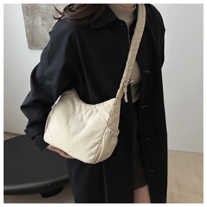 Sac fourre-tout nuage en nylon beige au design plissé avec une bandoulière souple et rembourrée