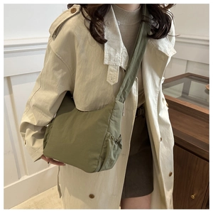 Vue détaillée du sac cabas plissé vert olive avec poches latérales à cordon et large bandoulière