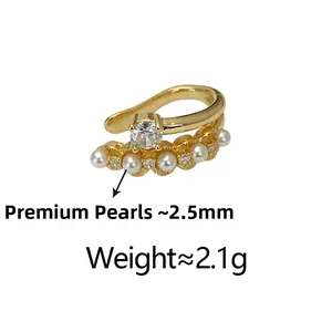 Detail einer 18K vergoldeten Ohrmanschette mit 2,5mm Perlen und einem Zirkonstein