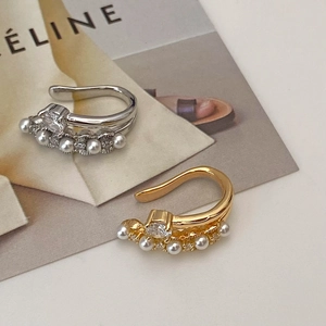 Unregelmäßige C-förmige Earcuffs in Gold und Silber mit Perlen und Zirkonia-Steinen