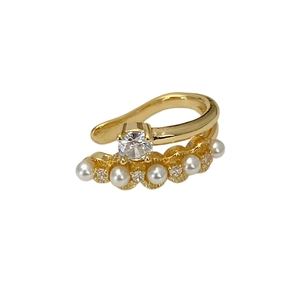 Unregelmäßige goldene C-Ohrklemme mit Perlen und Zirkonia für Damen ohne Ohrlöcher
