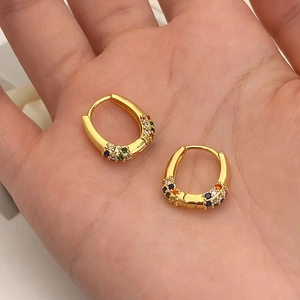 Orecchini a cerchio a U placcati oro 18K con zirconi colorati arcobaleno