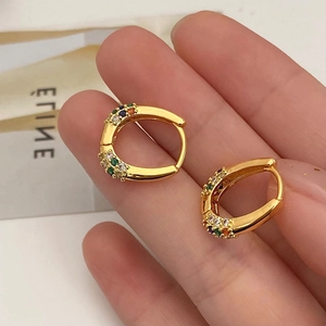 Orecchini a cerchio a U placcati in oro 18K con zirconi colorati sulla mano