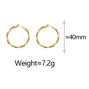 Details von gedrehten goldenen Creolen mit 40mm Durchmesser und 7,2g Gewichtsangabe