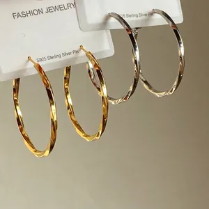 Gedrehte geometrische Creolen im Set in Gold und Silber mit S925 Silbersteckern