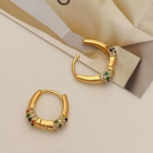 Orecchini a U placcati oro 18K con zirconi colorati e finitura in metallo lucido