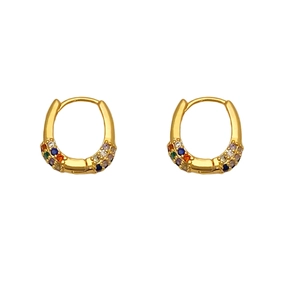 Orecchini a cerchio a U placcati oro 18K con zirconi colorati su uno sfondo bianco puro