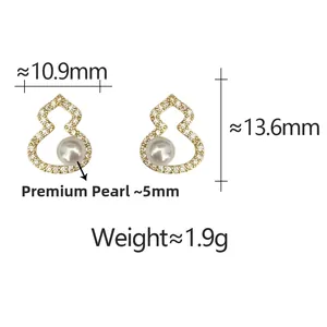 Détail de boucles d'oreilles gourde serties de zircons et perles lustrées de 5mm