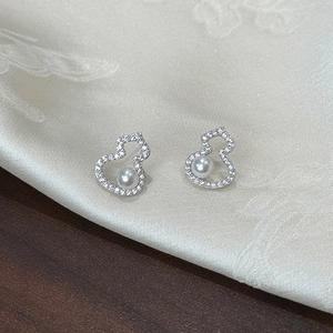 Elegante silberfarbene Gourd-Ohrstecker mit Zirkonia-Besatz und runden weißen Perlen