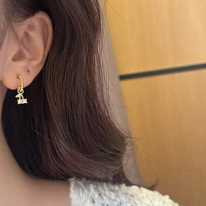 Détail de créoles cerise avec texture corde dorée et fruits en zircon transparent
