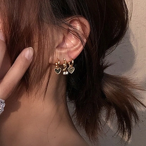 Set de boucles d'oreilles cœur plaqué or et strass porté pour un look vintage chic