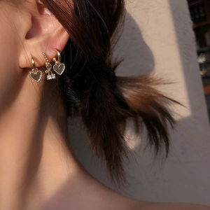 Boucles D'oreilles Créoles Pendentif Coeur Laiton Plaqué Or Émail Cerise Zircone Vintage Élégant